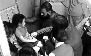一男孩航班上发病，中外医生联合施救后转危为安