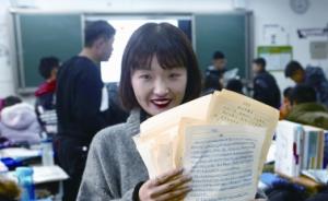 郑州一班主任把办公桌搬进教室，收到学生两百多封"情书"