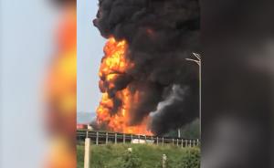 济南：4车追尾致油罐车起火，1死1伤