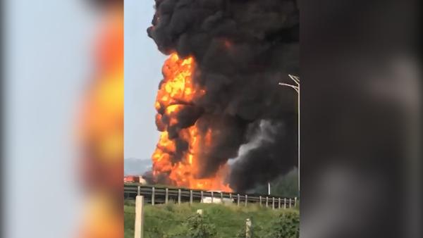 济南：4车追尾致油罐车起火，1死1伤