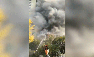 成都国税局机关大楼维修起火:浓烟滚滚