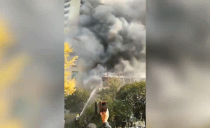 成都国税局机关大楼维修起火：浓烟滚滚