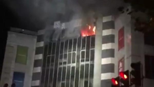 上海浦东一大楼起火，火已扑灭无人伤亡