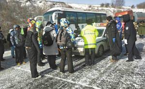 河北客车载38名大学生被困－30℃冰雪路 ，警方施救转移