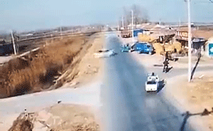 “死亡飞车”:男子驾车飞速冲入河身亡