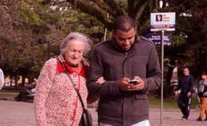 社会创新｜手机低头族，老奶奶来扶你过马路