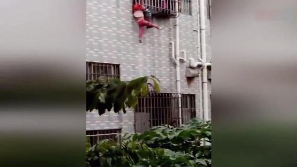 4岁女童卡头挂窗，邻居撑起被单营救