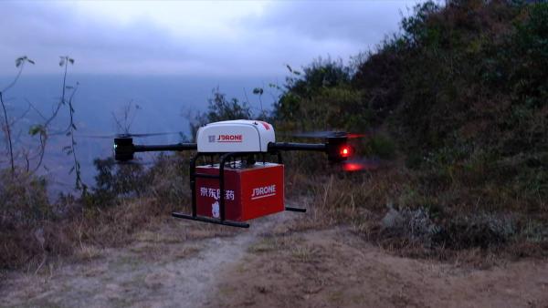 首个无人机“流动诊所”飞进“悬崖村”