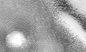 科学家在火星赤道附近发现大量水冰，给气候科学家带来难题