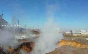 陕西榆林城区一根供暖主管道爆裂，滚烫热水冲出十几米长渠