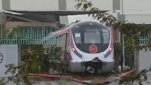 印度德里首条无人驾驶地铁试运行撞墙