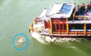 惊险!黄山一冬泳者与游船“擦头而过”
