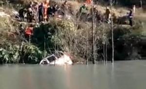 云南富源县通报：一微型车坠水塘致6人死亡，事故原因正调查