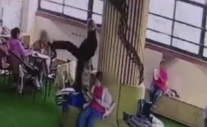 男老师把脚放女生脸上蹭,还问臭不臭