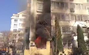青岛一居民楼疑燃气爆燃，致2死1伤