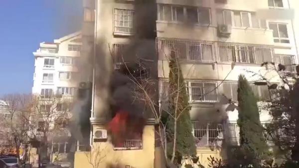 青岛一居民楼疑燃气爆燃，致2死1伤
