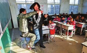 河南乡村教师患病无法站立，妻子坚持6年背丈夫上讲台