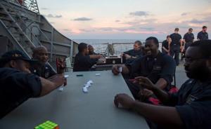 美国“麦凯恩”撞船前照片曝光：官兵甲板垂钓，打扑克玩游戏