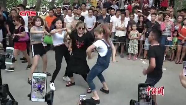 郑州百米尬舞街：草根狂舞，渴望成网红