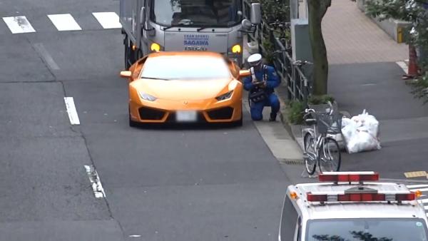 日本警察骑自行车追兰博基尼，还追上了