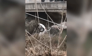 送葬车辆不慎坠河,车内人员两死多伤