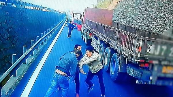 实拍：两货车司机高速上违停持棍斗殴 
