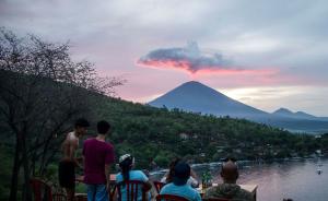 中领馆提醒中国公民慎赴巴厘岛：阿贡火山仍有可能喷发