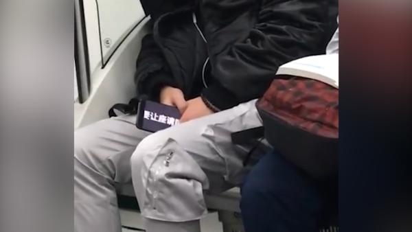 男子地铁上睡着手机屏播放：让座请叫我