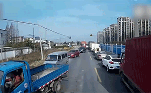 实拍:消防车出警遇堵,沿途司机齐让行