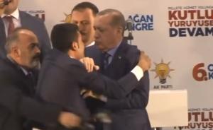 疯狂男粉丝送熊抱，土耳其总统吓一跳