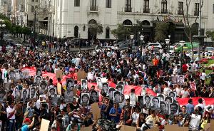 秘鲁民众抗议赦免藤森呼吁总统辞职，警方用催泪瓦斯驱散人群