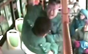 男子公交上玩手游，司机提醒遭持刀打骂