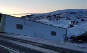华人导游讲述冰岛车祸现场：路面布满冰雪，为避让车辆侧翻