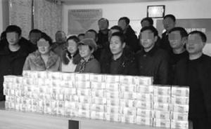 辽宁35人合买彩票中九百万，众人出钱感谢选号的彩票店老板