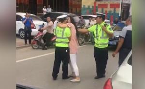 協警事故現場執(zhí)法，過路女子摟脖強吻