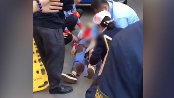 深圳：26岁女子当街捅伤12岁女学生