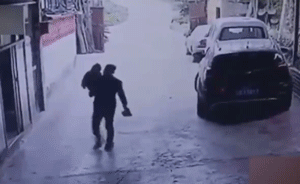 车主带儿子刚下车,围墙突倒塌砸烂车