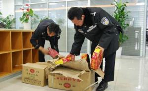 打扫时发现5箱陈年烟花爆竹，上海一杂货店老板主动上交警方