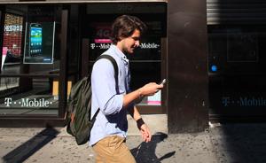 美国又一城市考虑惩罚低头族：过马路时玩手机每次罚30美元