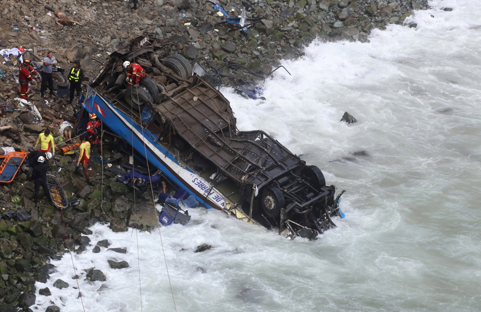 01-1月2日，在秘鲁首都利马附近，救援人员和警方在事故现场工作。6