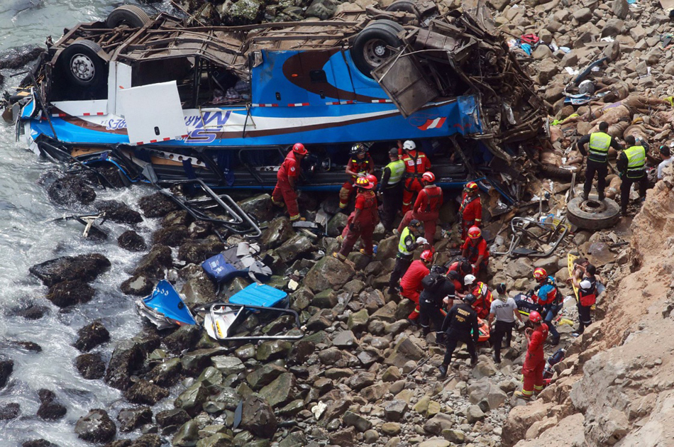 03-3 1月2日，在秘鲁首都利马北部的帕萨马约，救援人员在事故现场工作。