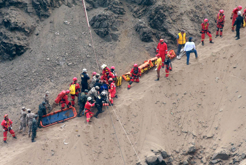 04-1月2日，在秘鲁首都利马附近，救援人员在事故现场工作。4