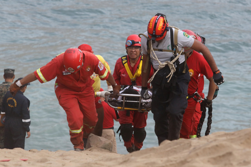 05-21月2日，在秘鲁首都利马附近，救援人员在事故现场搬运伤员。