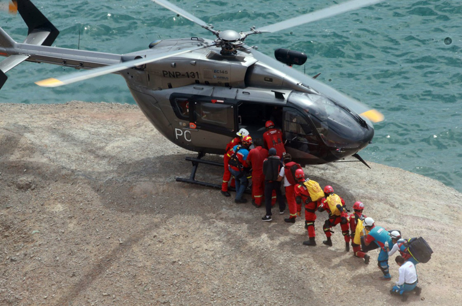 06-1 1月2日，在秘鲁首都利马北部的帕萨马约，救援人员转移事故伤员。
