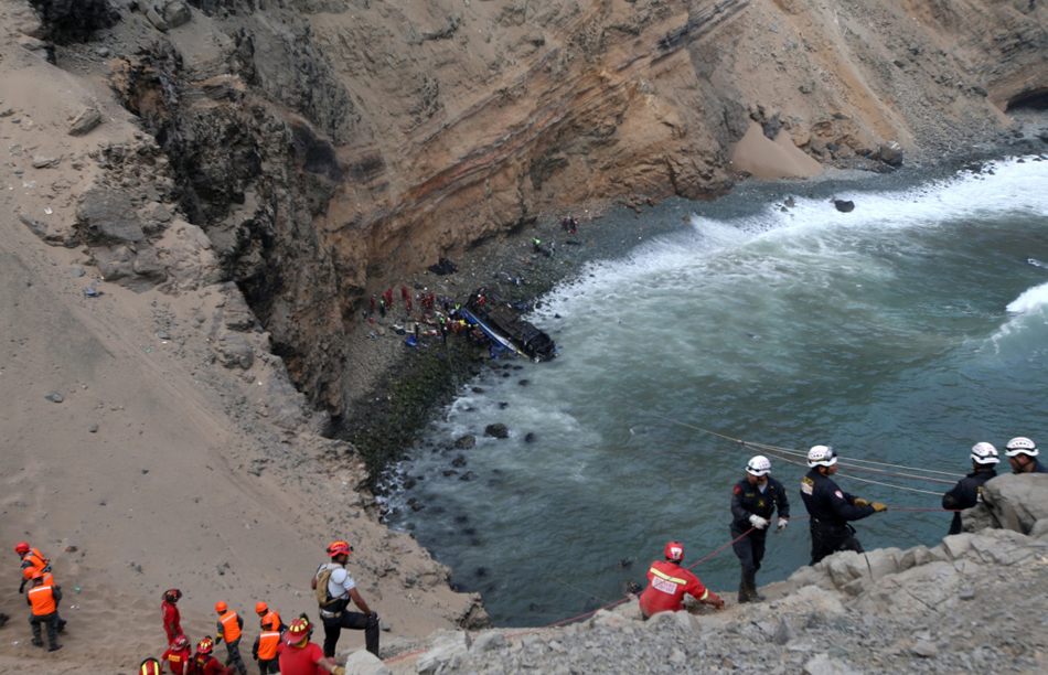 07-1月2日，在秘鲁首都利马附近，救援人员和警方在事故现场工作。2
