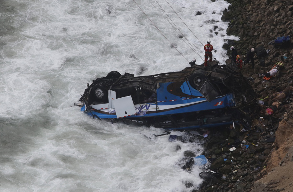 08-1月2日，在秘鲁首都利马附近，救援人员在事故现场工作。2