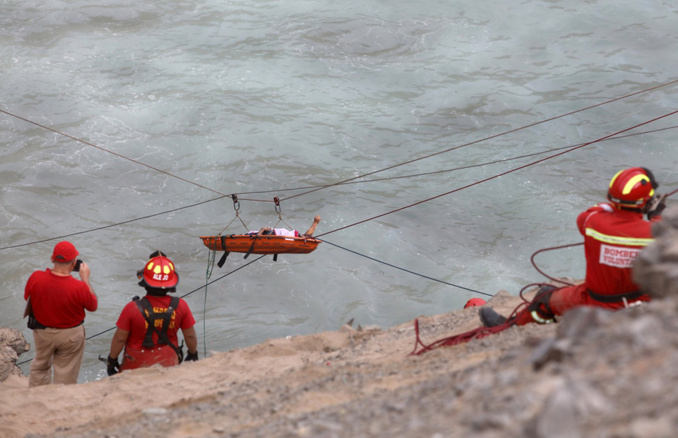 09-1月2日，在秘鲁首都利马附近，救援人员在事故现场工作。