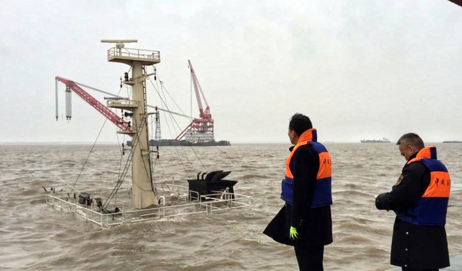03-03-2017年1月3日，上海海事局工作人员正在事故现场对失踪人员进行搜救。。。救援人员正在沉船现场商讨救援方案。上海海事局 供图2