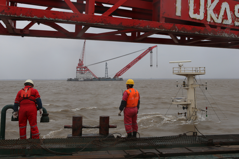 09-09-上海吴淞口沉船打捞现场，打捞人员在勘察。澎湃新闻记者 赖鑫琳 图4