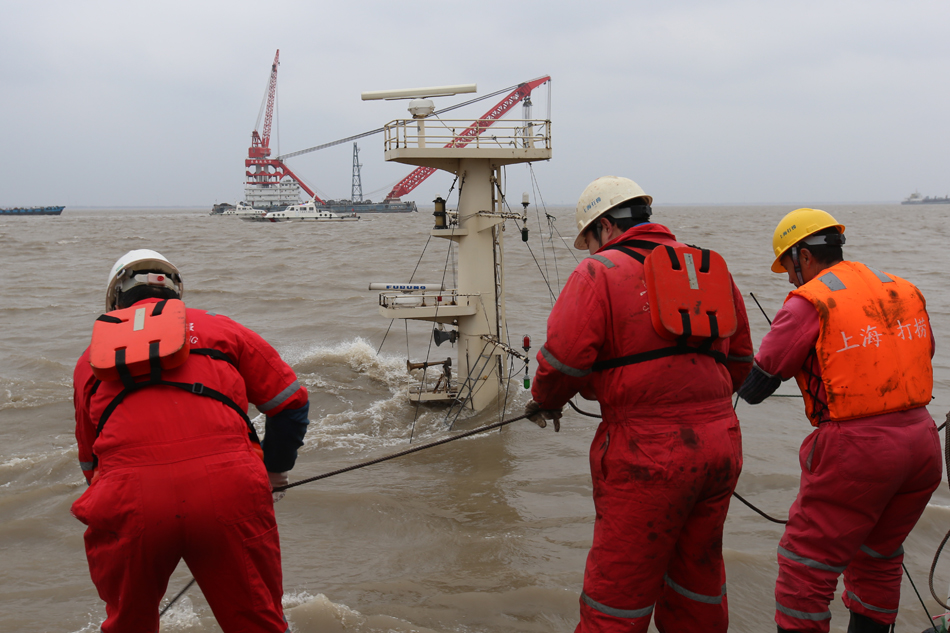 10-10-上海吴淞口沉船打捞现场，打捞人员在勘察。澎湃新闻记者 赖鑫琳 图3